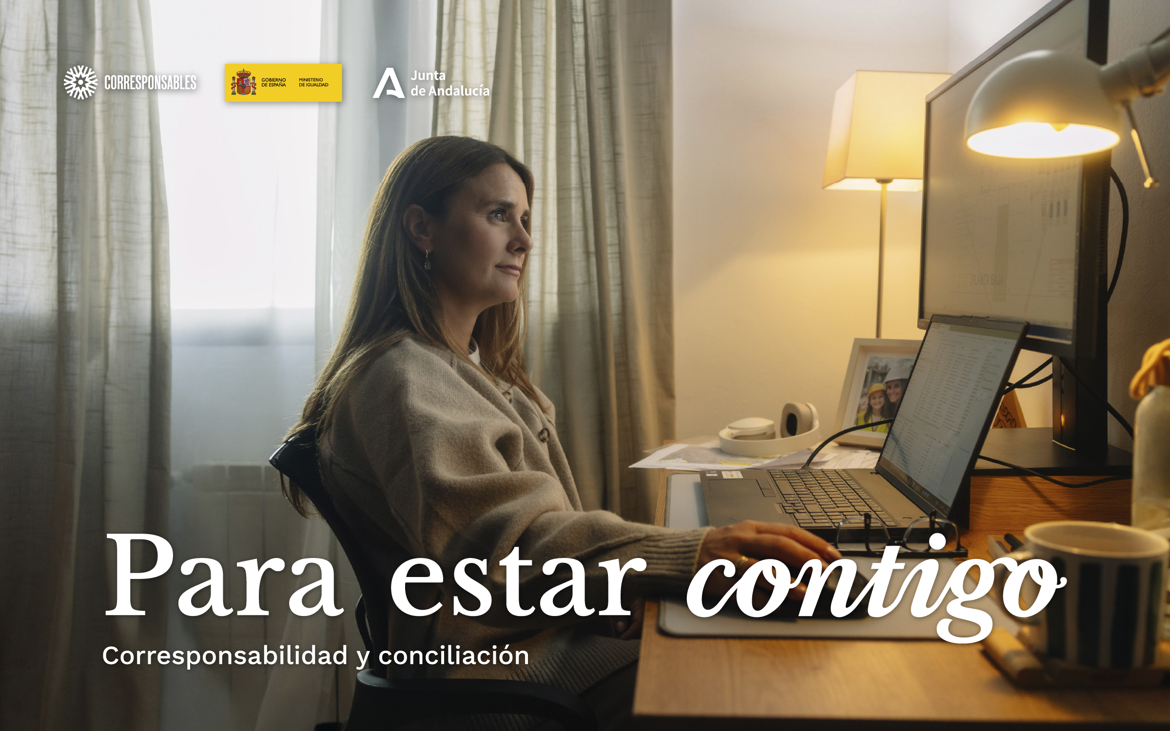 Una mujer teletrabaja en su escritorio de casa. Para estar contigo. Corresponsabilidad y conciliación.