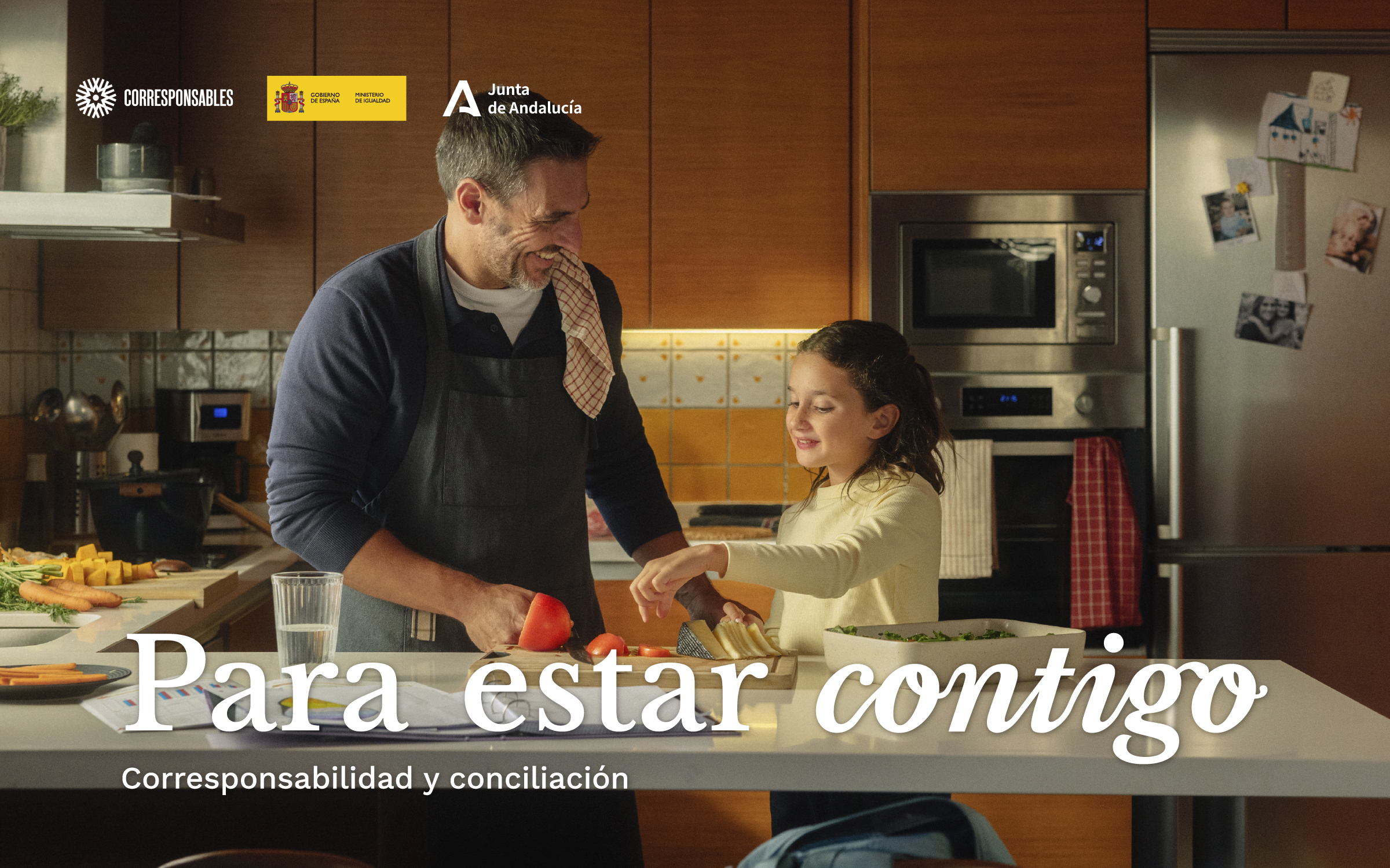 Un padre cocina junto a su hija en la cocina. Para estar contigo. Corresponsabilidad y conciliación.