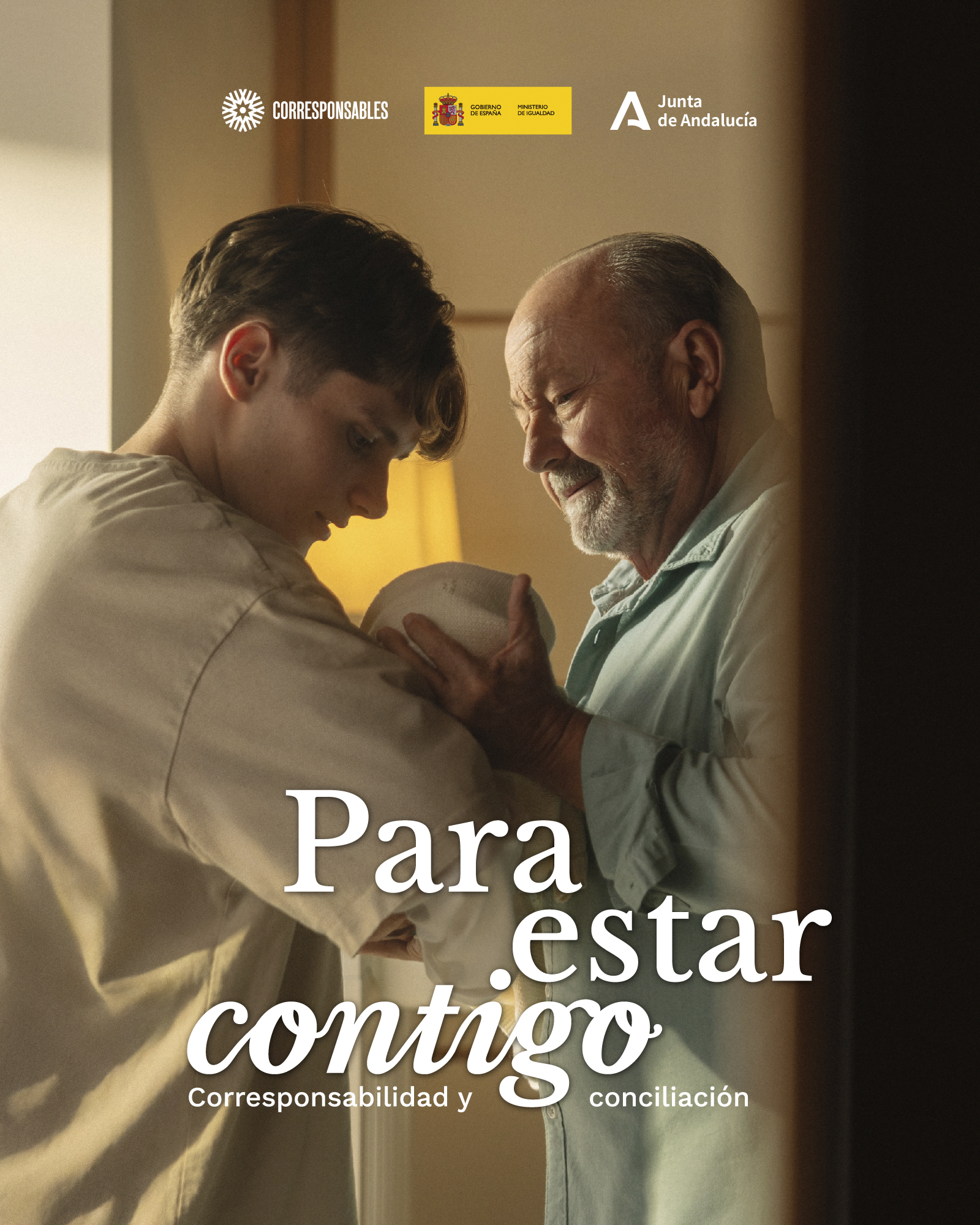 Gráfica de la campaña: un joven y un abuelo cuidan juntos de un bebé. Para estar contigo. Corresponsabilidad y conciliación.