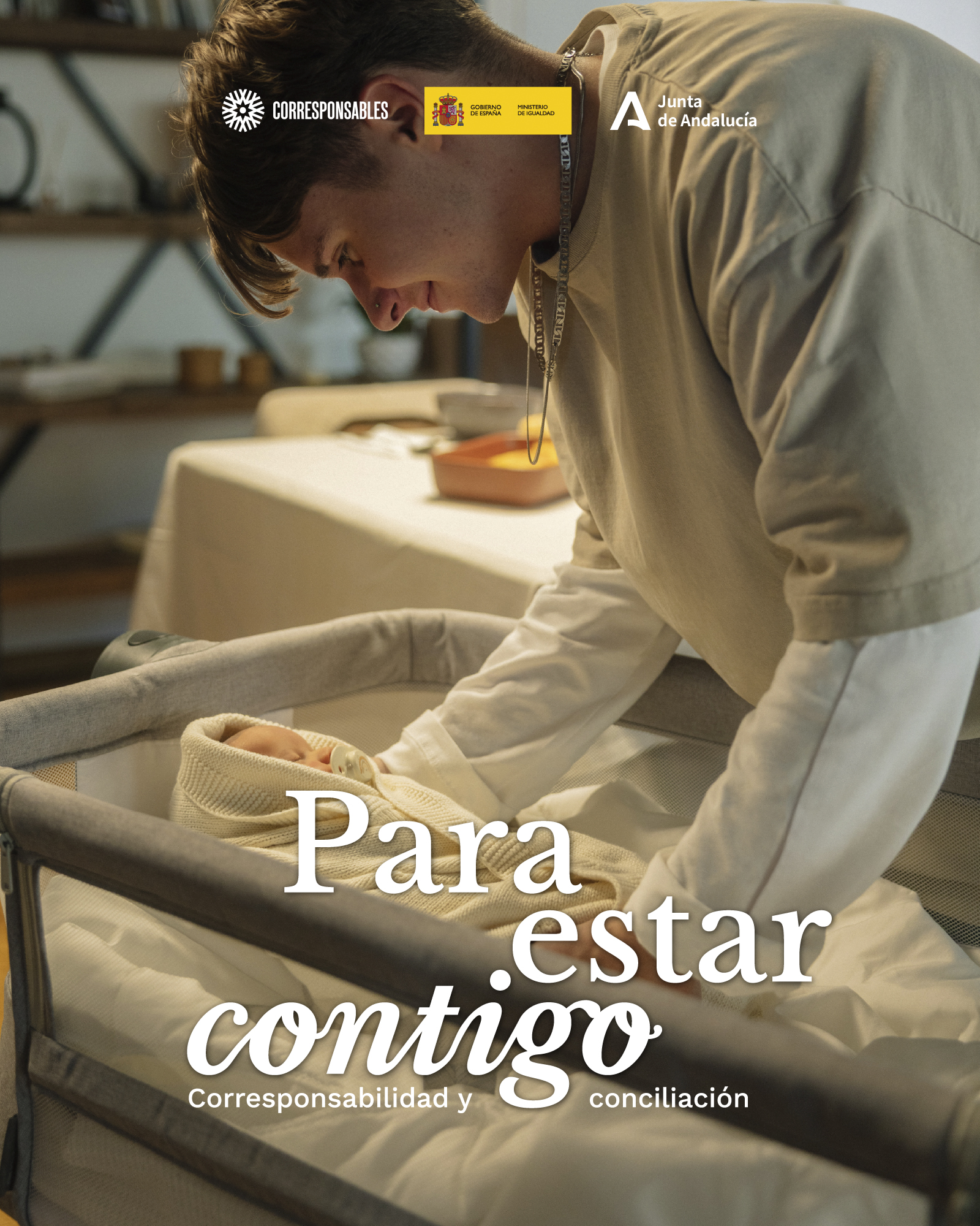 Gráfica de la campaña: un joven acuesta a un bebé en la cuna. Para estar contigo. Corresponsabilidad y conciliación.